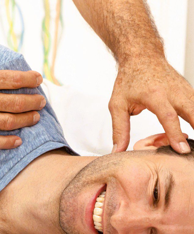 Shiatsu-Handbehandlung – achtsamer Druck auf Hand und Unterarm zur Förderung von Entspannung und Energiefluss.