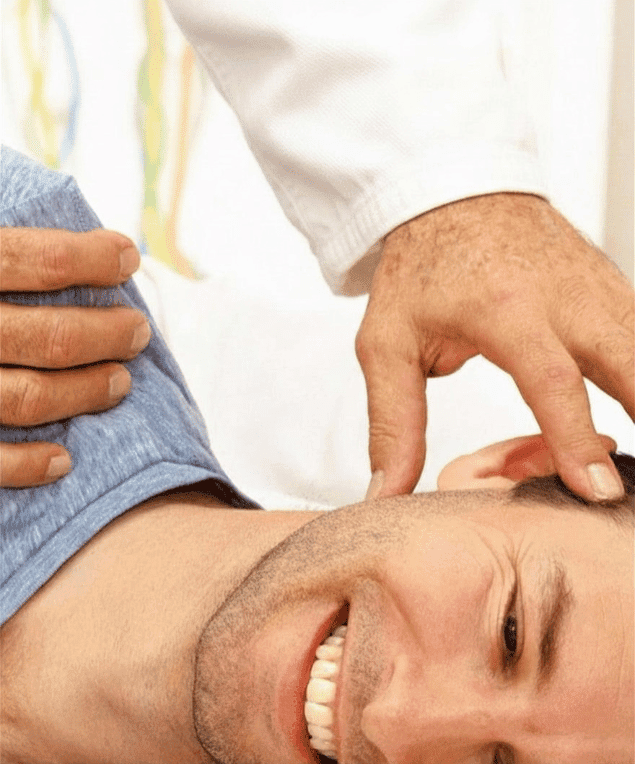 Shiatsu-Handbehandlung – achtsamer Druck auf Hand und Unterarm zur Förderung von Entspannung und Energiefluss.